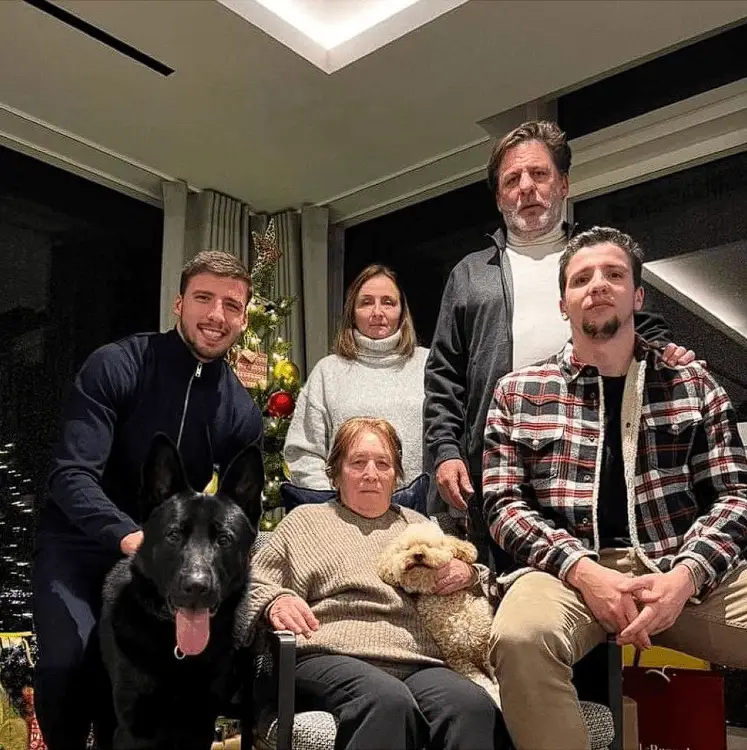 Ruben Dias posted a picture with his family.