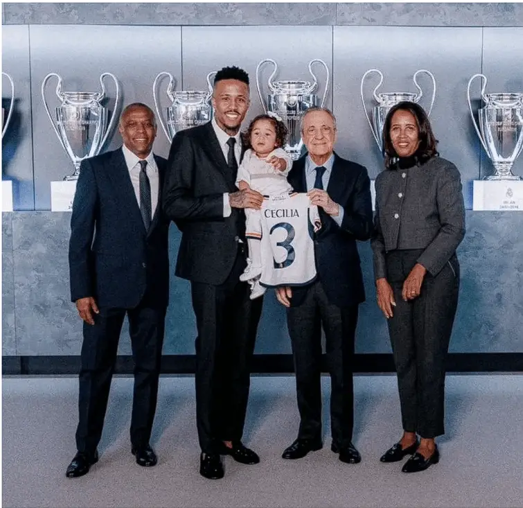 Eder Militao with his kid and parents.