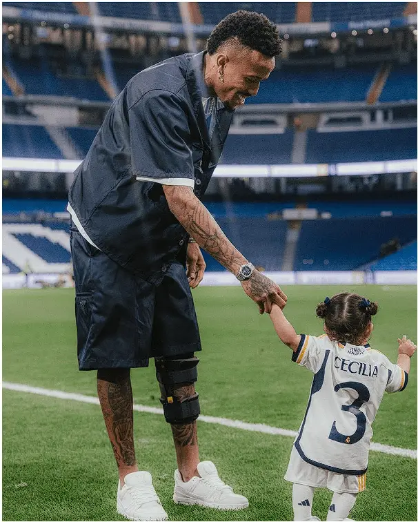 Eder Militao and his daughter