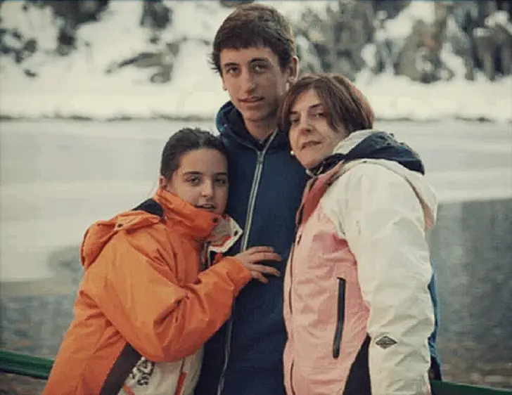 Mikel Oyarzabal with his mother and sister.