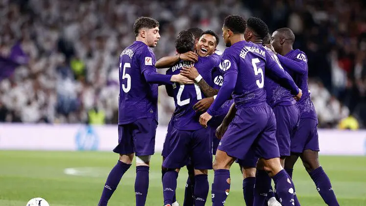 Rodrygo celebrates his victory with his teammates. 