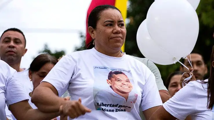 Luis Diaz’s mother was seen protesting for his father. 