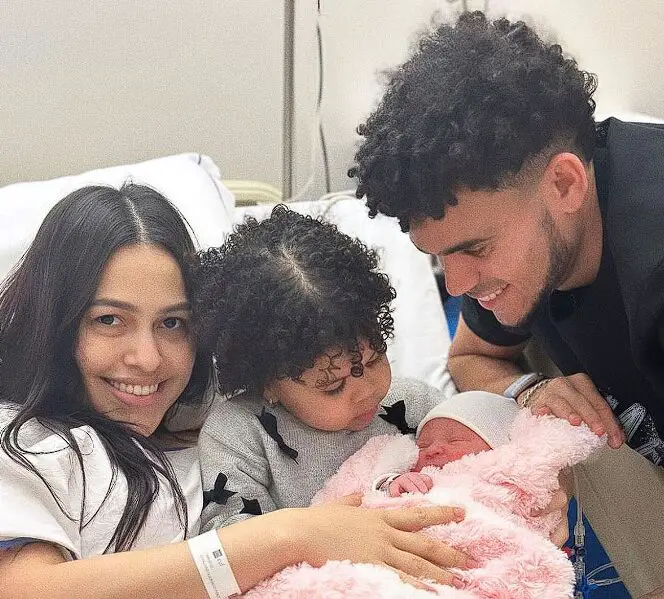 Luis Diaz with his two daughters and girlfriend.