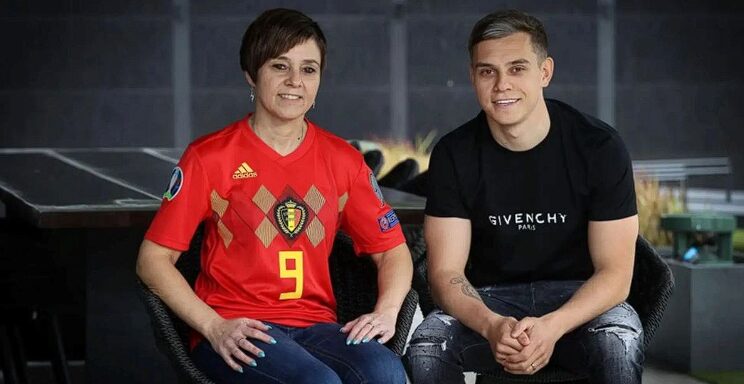 Leandro Trossard with his mother.