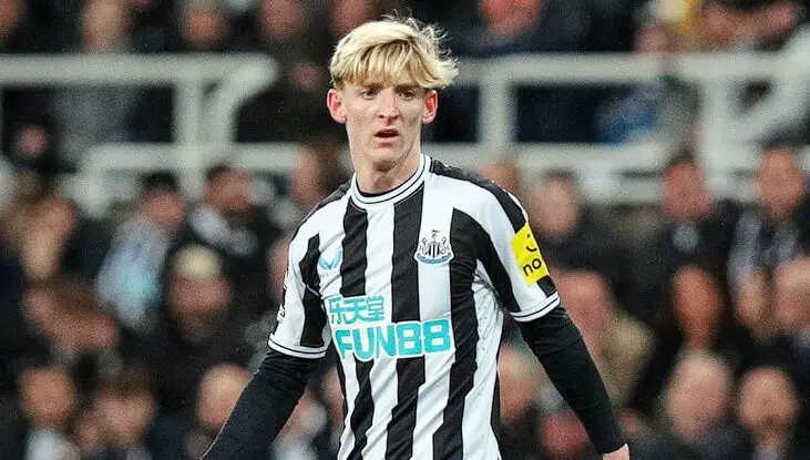 Anthony Gordon playing for his club, Newcastle United.