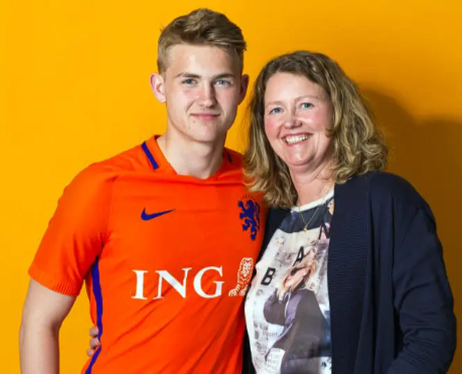 Matthijs de Ligt with his mother. 