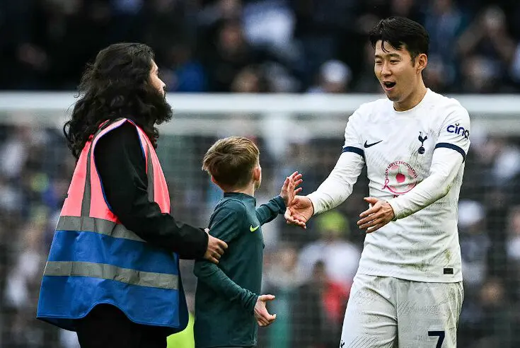 Son Heung-min is generous to kid fans.